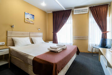 Эконом с двуспальной кроватью с ванной комнатой на этаже в Гостинице Багет