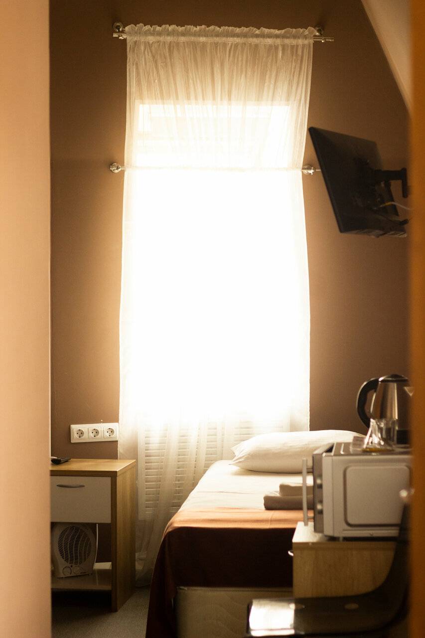 Фотографии номера Эконом с двуспальной кроватью с ванной комнатой на этаже в Гостинице Багет Нижний Новгород