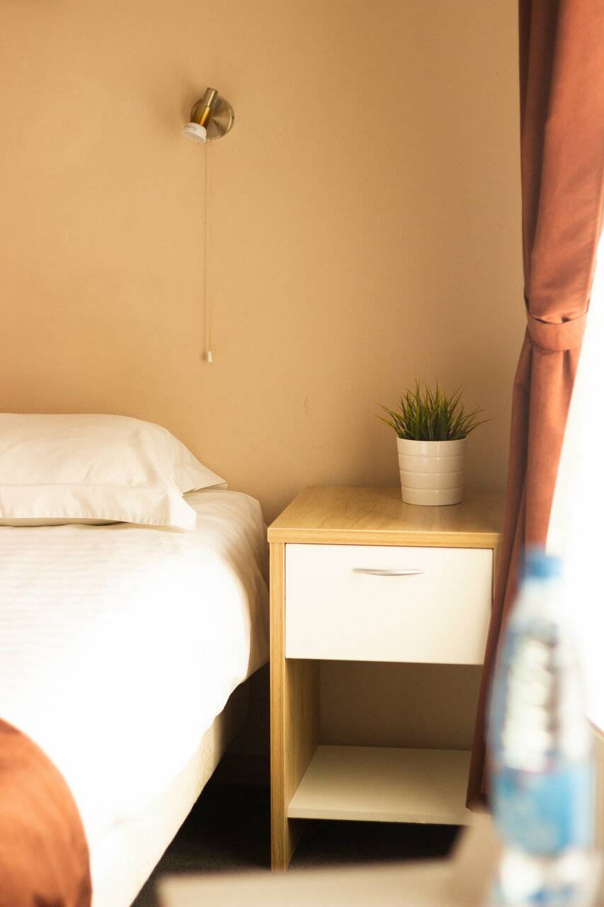 Фотографии номера Эконом с двуспальной кроватью с ванной комнатой на этаже в Гостинице Багет Нижний Новгород