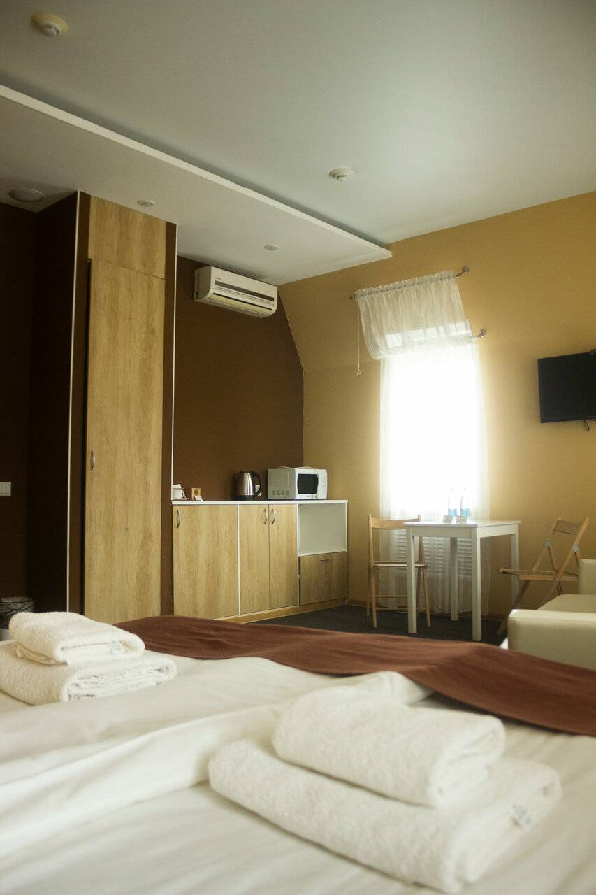 Фотографии номера Эконом с двуспальной кроватью с ванной комнатой на этаже в Гостинице Багет Нижний Новгород