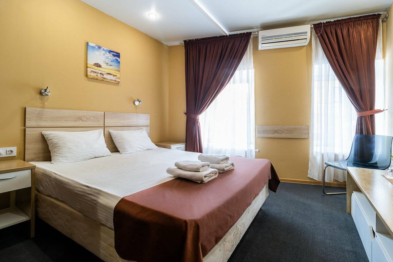 Эконом с двуспальной кроватью с ванной комнатой на этаже