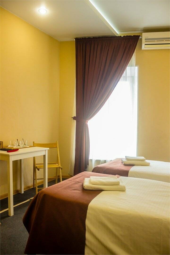 Фотографии номера Эконом с двуспальной кроватью с ванной комнатой на этаже в Гостинице Багет Нижний Новгород