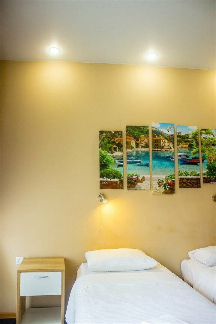 Фотографии номера Эконом с двуспальной кроватью с ванной комнатой на этаже в Гостинице Багет Нижний Новгород