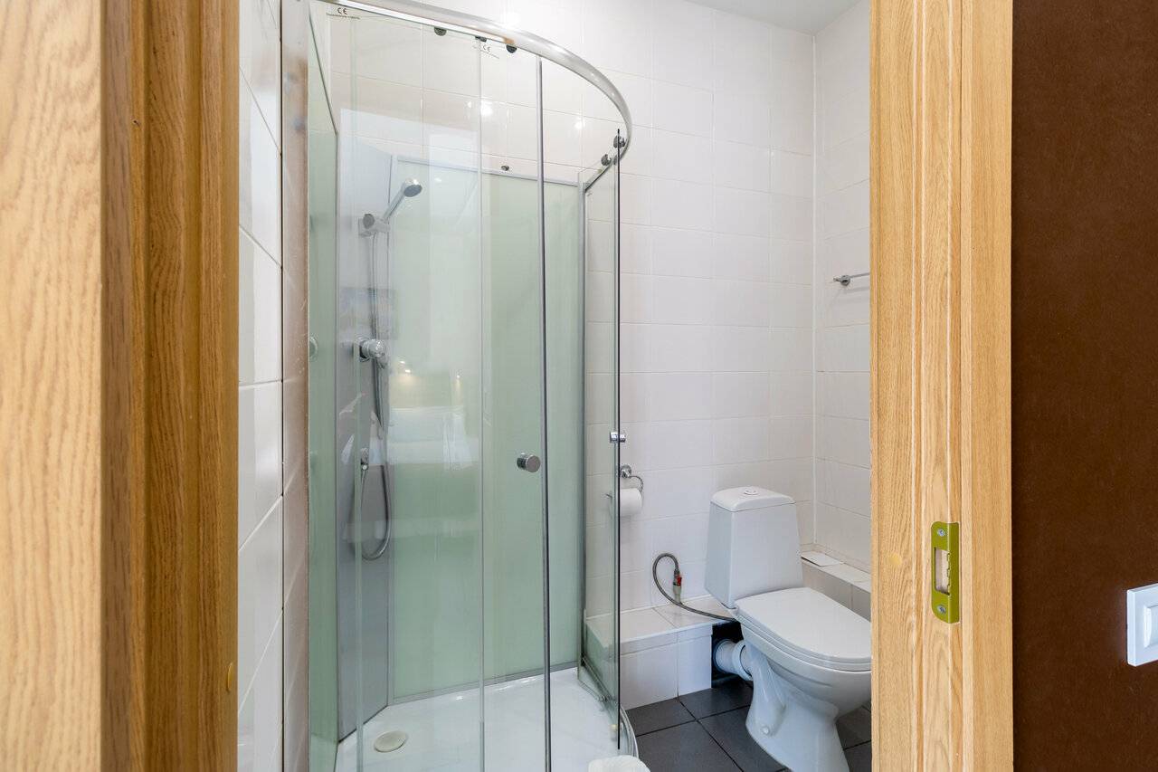 Фотографии номера Эконом с двуспальной кроватью с ванной комнатой на этаже в Гостинице Багет Нижний Новгород