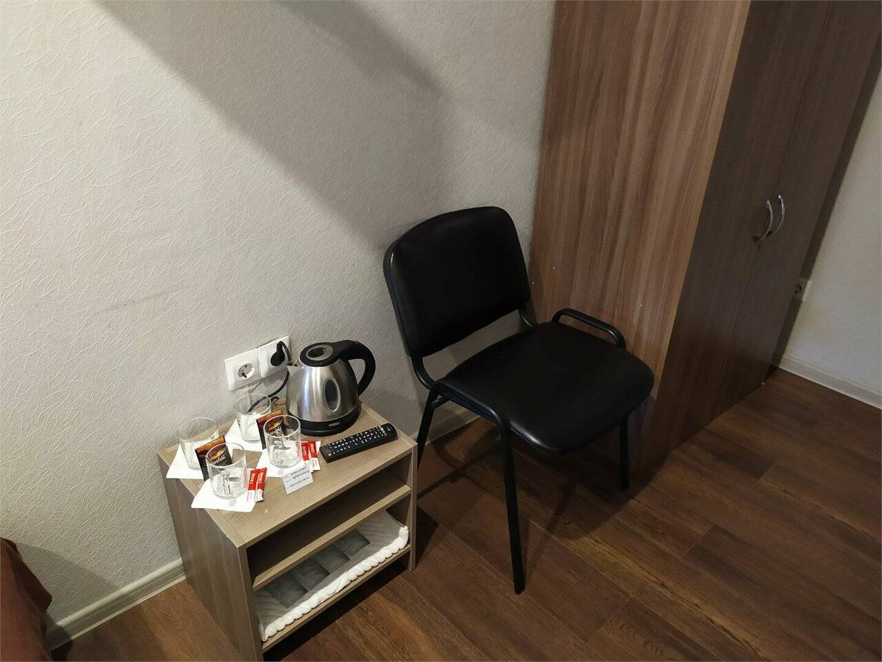 Фотографии номера Эконом с двуспальной кроватью с ванной комнатой на этаже(цокольный этаж) в Гостинице Багет Нижний Новгород