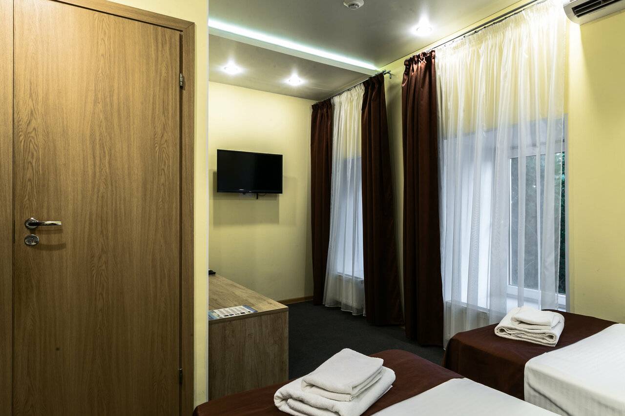 Фотографии номера Эконом с двуспальной кроватью с ванной комнатой на этаже в Гостинице Багет Нижний Новгород