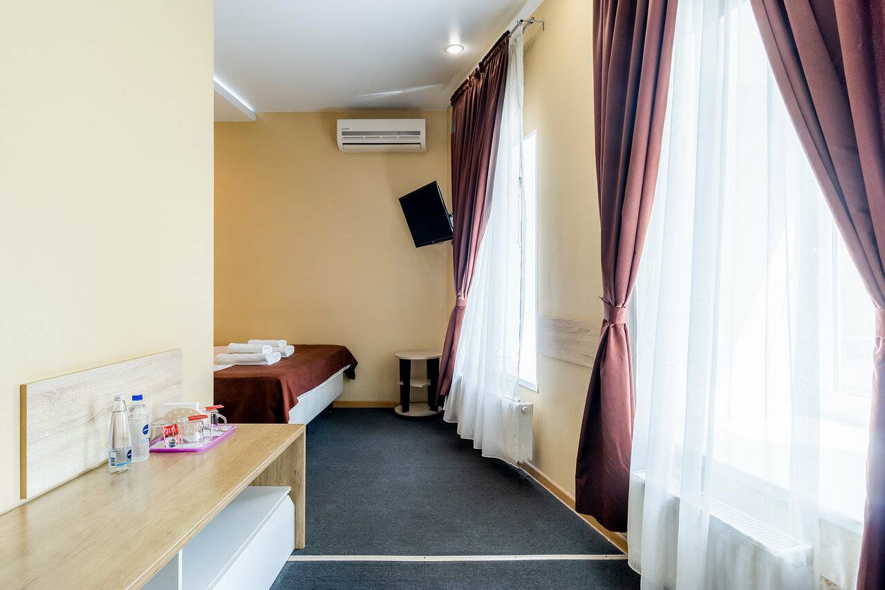 Фотографии номера Эконом с двуспальной кроватью с ванной комнатой на этаже в Гостинице Багет Нижний Новгород