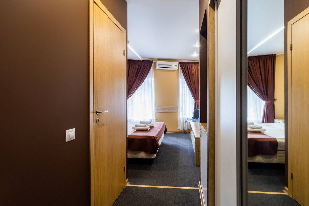 Фотографии номера Эконом с двуспальной кроватью с ванной комнатой на этаже в Гостинице Багет Нижний Новгород