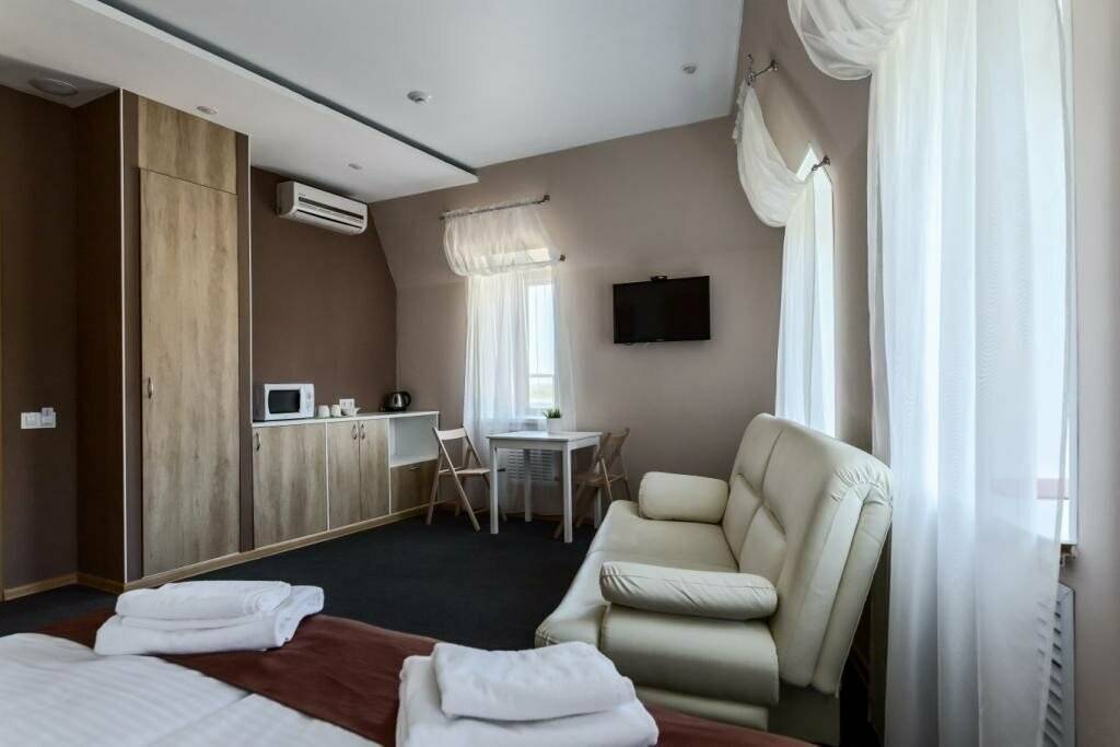 Фотографии номера Эконом с двуспальной кроватью с ванной комнатой на этаже в Гостинице Багет Нижний Новгород